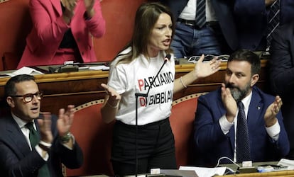 La senadora de la Liga Lucia Bergonzoni protesta, en plena intervención, luciendo una camiseta contra el PD.