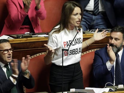 La senadora de la Liga Lucia Bergonzoni protesta, en plena intervención, luciendo una camiseta contra el PD.