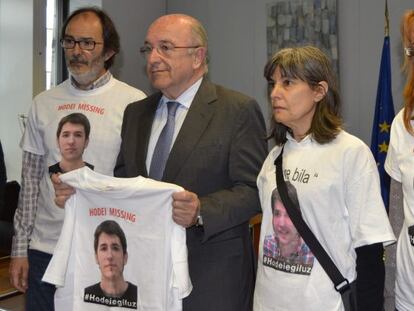El vicepresidente de la Comisión Europea y titular de Competitividad, Joaquin Almunia, recibe a los padres de Hodei Egiluz.
