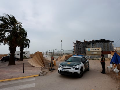 Un coche de la Guardia Civil pasa este sábado por la mañana por el recinto del Medusa Festival, en Cullera.