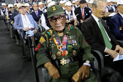Un veterano de guerra surcoreano presencia los actos de conmemoración de los 64 años del fin de la Guerra de Corea, en Seúl (Corea del Sur).