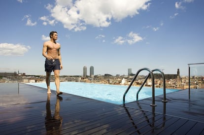 Piscina en la última planta del elegante Grand Hotel Central de Barcelona