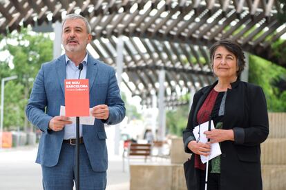 Jaume Collboni y la concejal Rosa Alarcón, durante la campaña electoral,  en la Ronda de Dalt, cuya cobertura aseguró que será una prioridad.