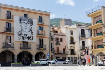 La plaza del Ayuntamiento de Amer, el pueblo de Carles Puigdemont. 
Foto: Gianluca Battista