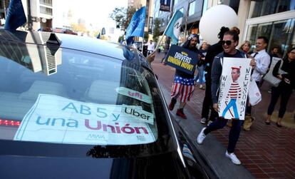 Protesto diante da sede da Uber em San Francisco favorável à lei AB5.