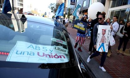 Protesta enfrente de la sede de Uber en San Francisco a favor de la ley AB5. 