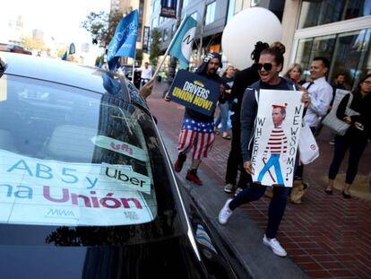 Protesto diante da sede da Uber em San Francisco favorável à lei AB5.