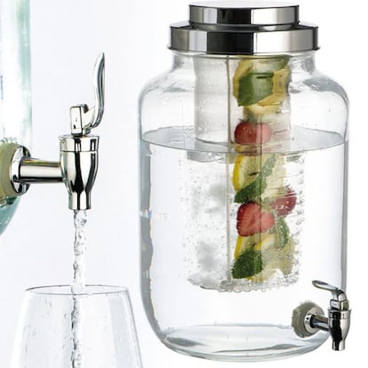 Dispensador de bebida con tanque para hielo o fruta.