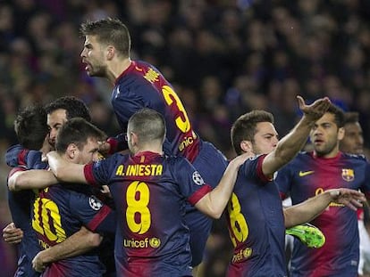 Los azulgrana festejan uno de los goles de Messi.