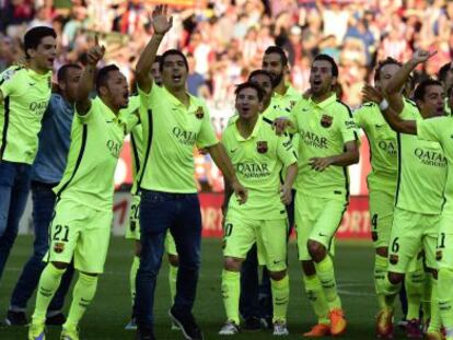 Los jugadores del Barcelona celebran el título.