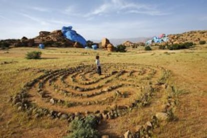 Instalación artística realizada con piedras junto a las surrealistas 'Pierres Bleues' (piedras pintadas) de Aguard Oudad, junto a la ciudad de Tafraoute, en las montañas del Anti-Atlas.