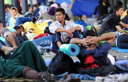 Inmigrantes aguardan en un una estaci&oacute;n de Budapest.