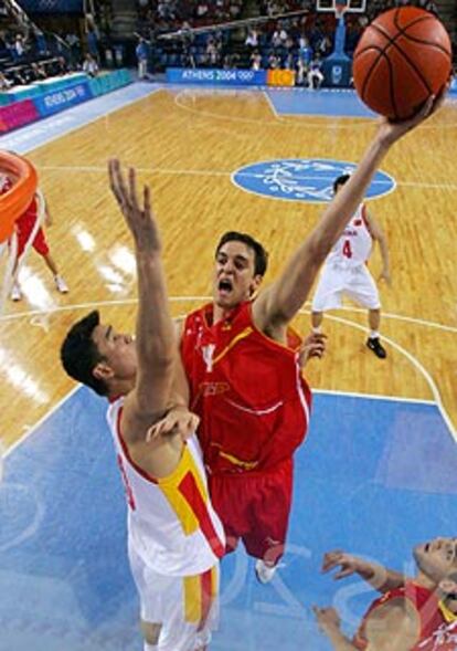 Gasol intenta una canasta ante la oposición del chino Yao Ming.