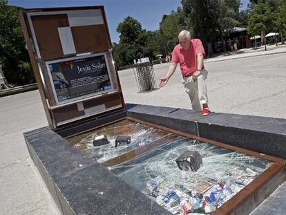 Jesús Soler muestra los destrozos en una de sus obras.
