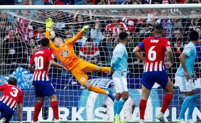 Griezmann, con un disparo potente de falta superó a Rubén y marcó el 1-0 al Celta.