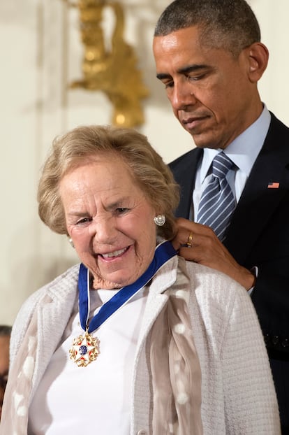 El presidente Barack Obama impone a Ethel Kennedy la Medalla Presidencial de la Libertad, en 2014.