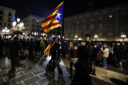 Un manifestante lleva una estelada durante la concentración en la plaza de Sant Jaume para pedir libertad para los encarcelados por la Audiencia Nacional.