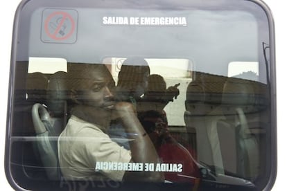 Imagen del traslado de varios inmigrantes desde la Comisaría de La Línea.