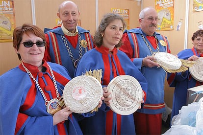 Miembros de la Cofrada del Brie de Melun muestran el queso elaborado en esta localidad francesa, ayer, en Ordizia.