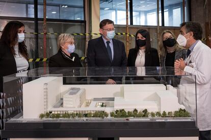 La consejera de Sanidad, Ana Barceló, y el presidente Ximo Puig, (en el centro) con la maqueta del futuro Clínico de Valencia, visto desde la avenida Blasco Ibáñez.