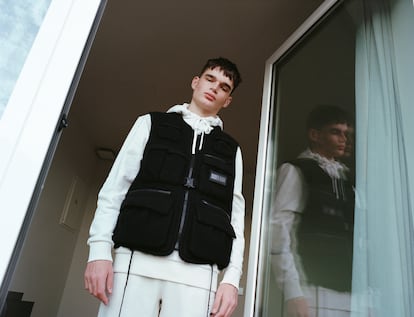 El modelo viste sudadera, pantalón y chaleco de la colección TommyXLewis.