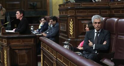 El miembro de la Mesa del Congreso, Adolfo Suárez-Illana (derecha), del PP, da la espalda a la diputada de EH Bildu en el Congreso, Mertxe Aizpurua, durante su intervención.