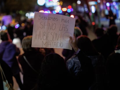 Varias mujeres durante la manifestación contra las violencias machistas en el distrito de Vallecas, el 25 de noviembre en Madrid.