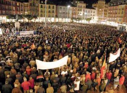 Miles de personas se congregaron en la plaza Mayor de Burgos para protestar por la concesión de la prisión atenuada a Iñaki de Juana. 
/ EFE
Un manifestante muestra una pancarta en Valencia.