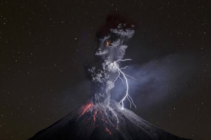 Aquesta foto, titulada 'El poder de la naturalesa', de Sergio Tapiro, del volcà Colima a Mèxic ha guanyat el tercer premi en la categoria de natura del World Press Photo.