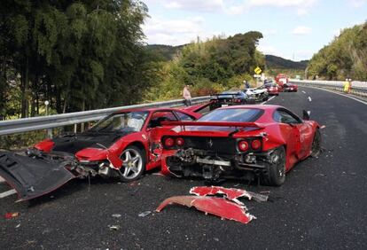 Dos de los ferraris tras el accidente.