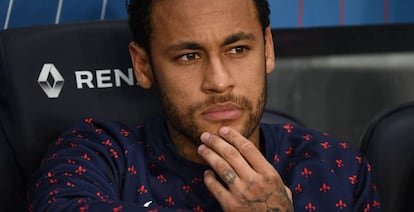 Neymar, en el banquillo del PSG la pasada temporada.