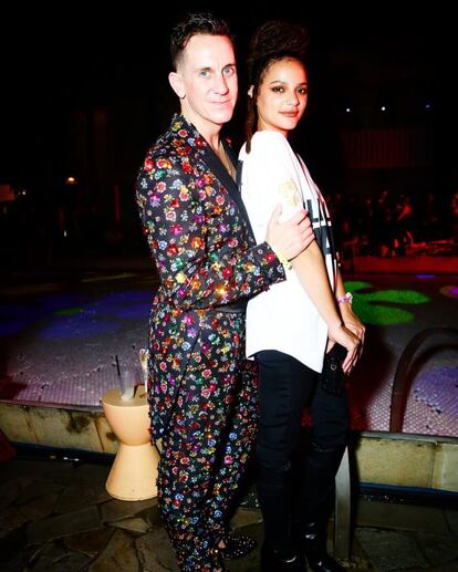 El diseñador de Moschino, Jeremy Scott, y la actriz Sasha Lane en la fiesta organizada por la marca en Miami.