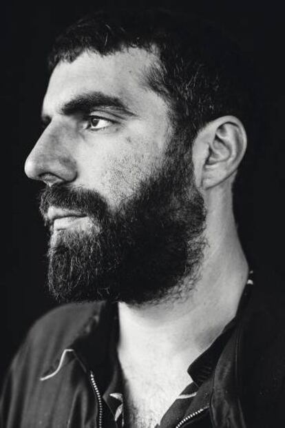 Romain Gavras tiene nacionalidad francesa, pero su herencia griega queda clara en ese perfil que recuerda un poco a Leónidas, rey de Esparta.