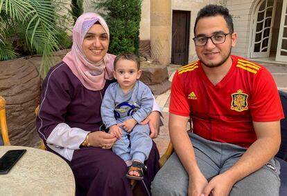 La familia hispano-palestina, Salsabel y Taher Hamdan, junto a su hijo Yasin, este martes, en un hotel en El Cairo (Egipto), donde las autoridades españolas les alojan tras ser evacuados en la primera tanda desde Gaza.