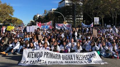 Els metges tallen la Diagonal a Barcelona.