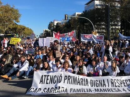 Els metges tallen la Diagonal a Barcelona.