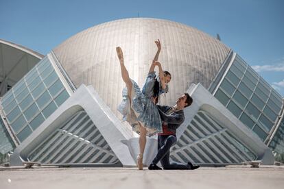 
La Compañía Nacional de Danza (CND) participa en el proyecto fotográfico La CND sale a las calles, cuyo objetivo es acercar este arte a la ciudadanía. En la imagen, los bailarines Ángel García Molinero y Haruhi Otani posan frente al Oceanográfico.