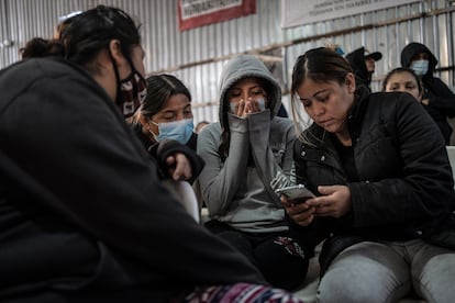 Un grupo de migrantes latinoamericanos en Tijuana (Mxico) ven la retransmisin del discurso de investidura de Trump