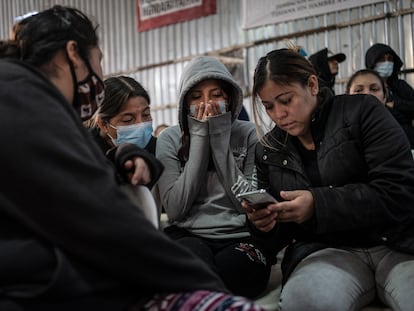 Un grupo de migrantes latinoamericanos en Tijuana (México) ven la retransmisión del discurso de investidura de Trump