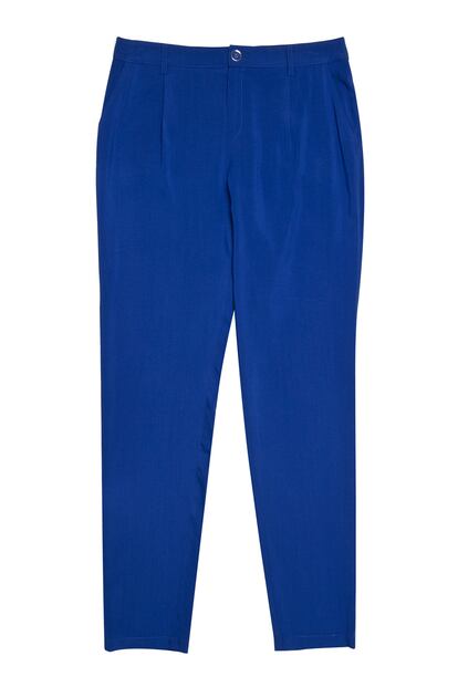 Este pantalón recto de seda de color azul pertenece a la nueva colección de Mango, y es muy elegante. (25,99 euros)