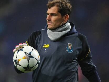 Casillas, durante un partido con el Oporto.