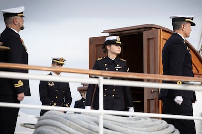 La Princesa Leonor durante su embarque en el buque Juan Sebastián de Elcano.