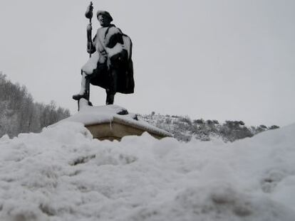 La nieve cubre el monumento al peregrino en O Cebreiro