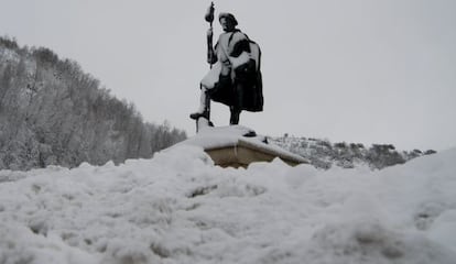 La nieve cubre el monumento al peregrino en O Cebreiro