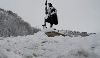 La nieve cubre el monumento al peregrino en O Cebreiro