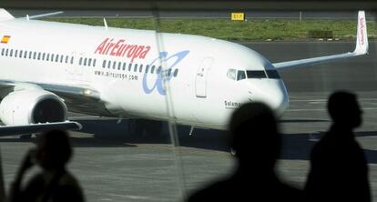 Un avi&oacute;n de Air Europa rueda por la plataforma tras haber aterrizado en el aeropuerto. 