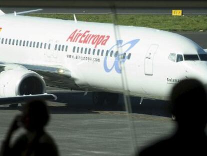 Un avi&oacute;n de Air Europa rueda por la plataforma tras haber aterrizado en el aeropuerto. 