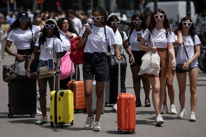 Turistas con maletas recién llegadas a Barcelona.