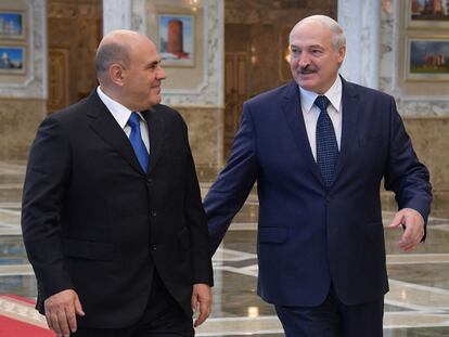 El primer ministro ruso, Mijaíl Mishustin (izquierda) junto al presidente bielorruso, Aleksandr Lukashenko, este jueves en el Palacio de la Independencia en Minsk.