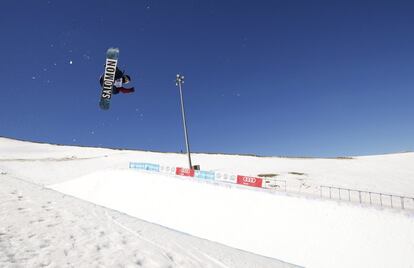 Haruna Matsumoto, de Japón, en el aire. Snowboard Halfpipe, Sierra Nevada, España.